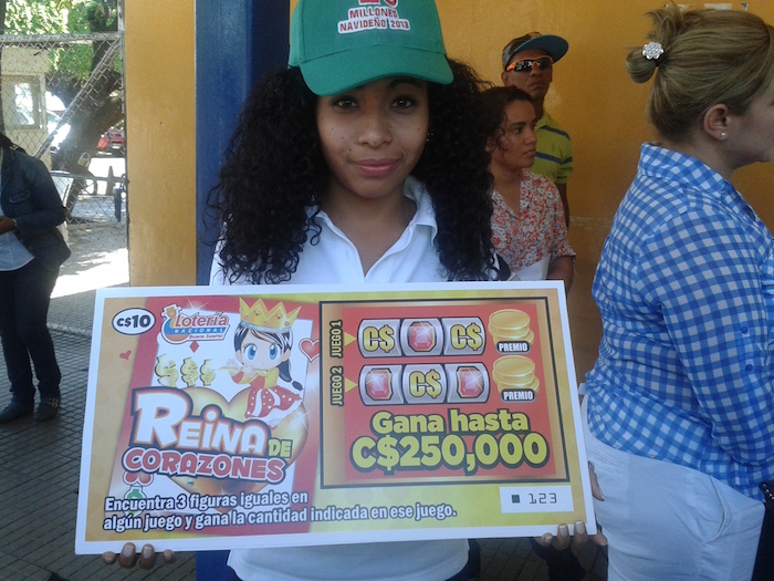 Lotería Nacional entrega el quinto camioncito