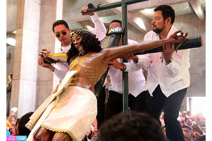 Miles participan con devoción en bajada de la Sangre de Cristo 
