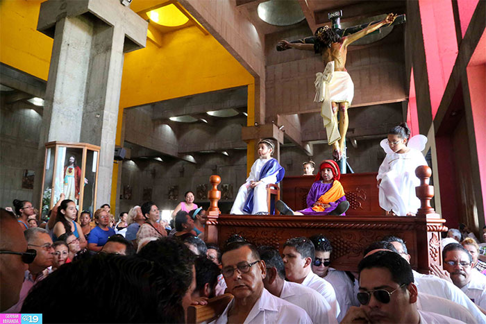 Miles participan con devoción en bajada de la Sangre de Cristo 