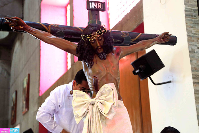 Miles participan con devoción en bajada de la Sangre de Cristo 