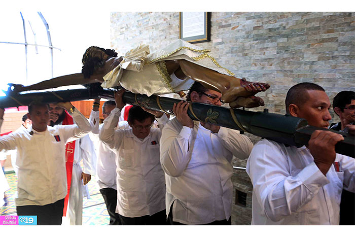 Miles participan con devoción en bajada de la Sangre de Cristo 