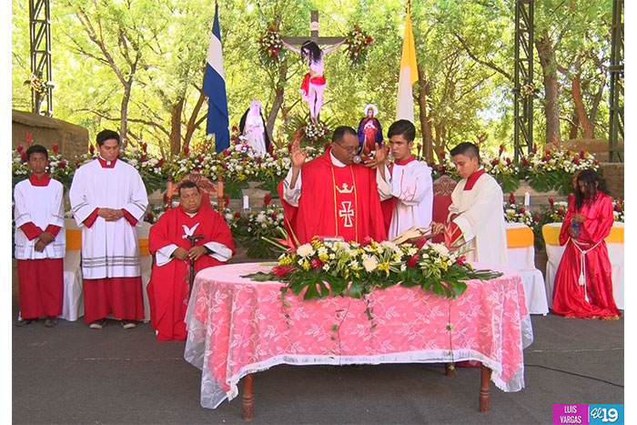 Católicos celebran misa de Domingo de Ramos en Ruinas de León Viejo