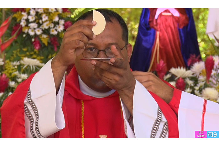 Católicos celebran misa de Domingo de Ramos en Ruinas de León Viejo