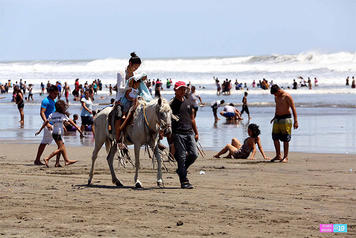 Pochomil y Masachapa reciben a miles de veraneantes