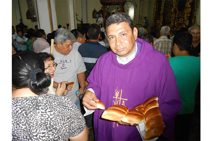 Leoneses inician Semana Santa con misas madrugadoras por San Benito de Palermo