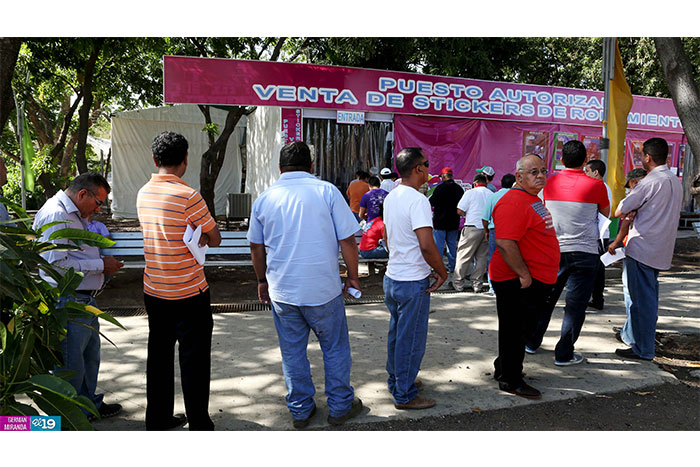 Conductores contra el tiempo para pagar el sticker de rodamiento