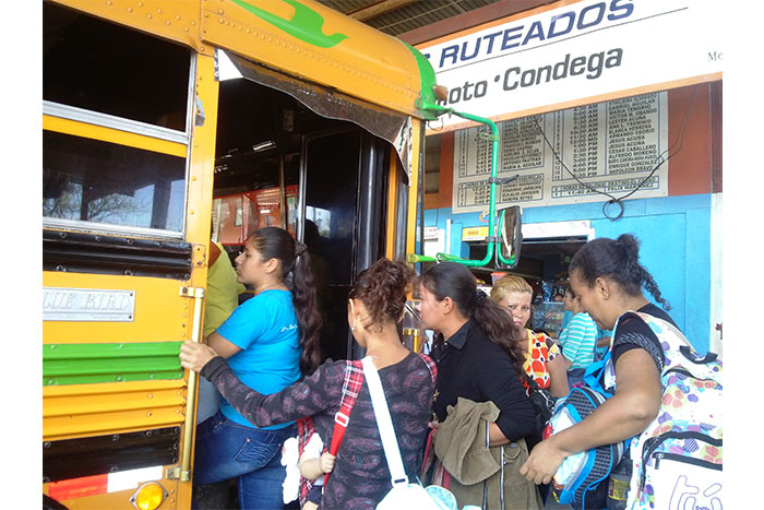 Dejan la capital para pasar junto a sus familias la Semana Santa