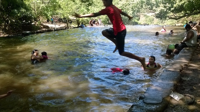 Familias se refrescan en ríos y pozas en Villa el Carmen