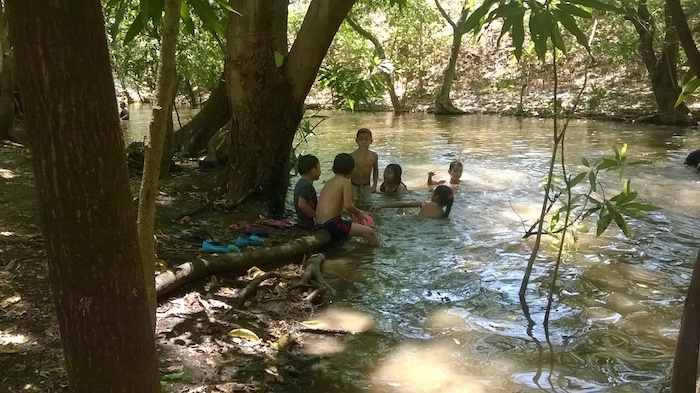Familias se refrescan en ríos y pozas en Villa el Carmen
