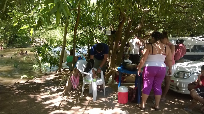 Familias se refrescan en ríos y pozas en Villa el Carmen