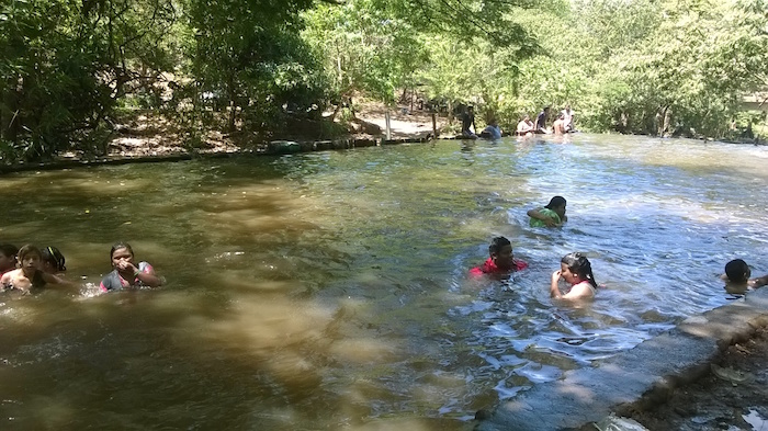 Familias se refrescan en ríos y pozas en Villa el Carmen