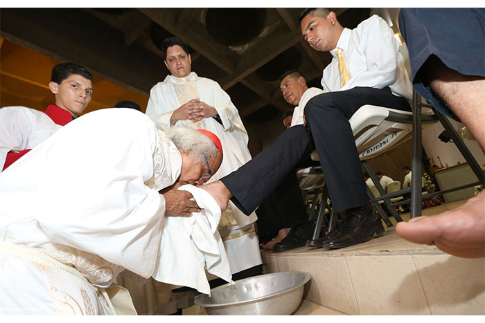 Cardenal Brenes celebra junto a feligreses de Managua la Misa de la Cena del Señor