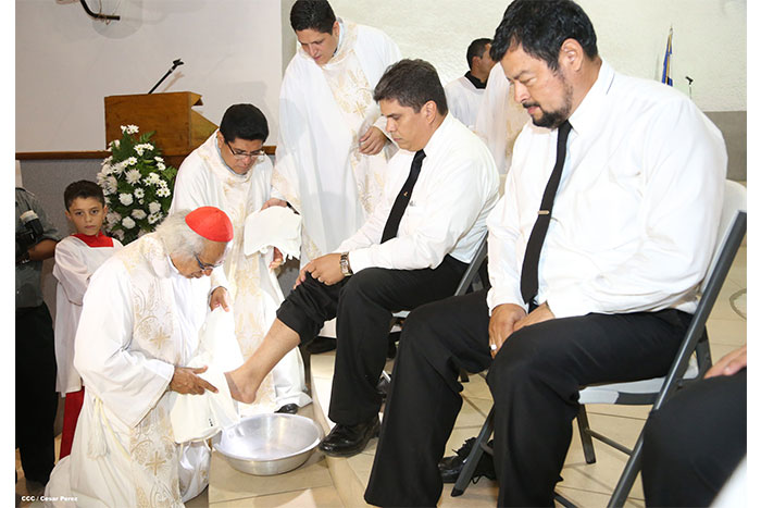 Cardenal Brenes celebra junto a feligreses de Managua la Misa de la Cena del Señor