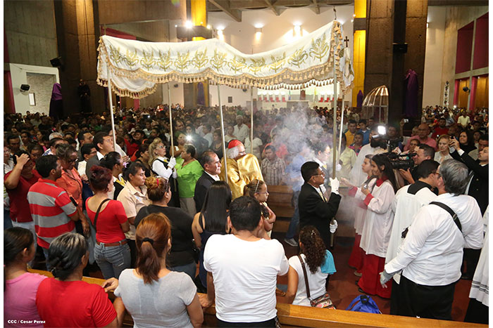 Cardenal Brenes celebra junto a feligreses de Managua la Misa de la Cena del Señor