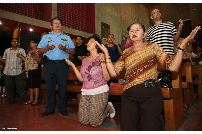 Cardenal Brenes celebra junto a feligreses de Managua la Misa de la Cena del Señor
