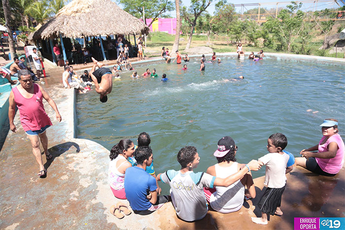 Ambiente relajado y familiar en los Termales de Tipitapa