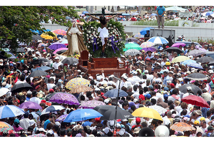 Fieles católicos participan del Vía Crucis de Semana Santa en Managua