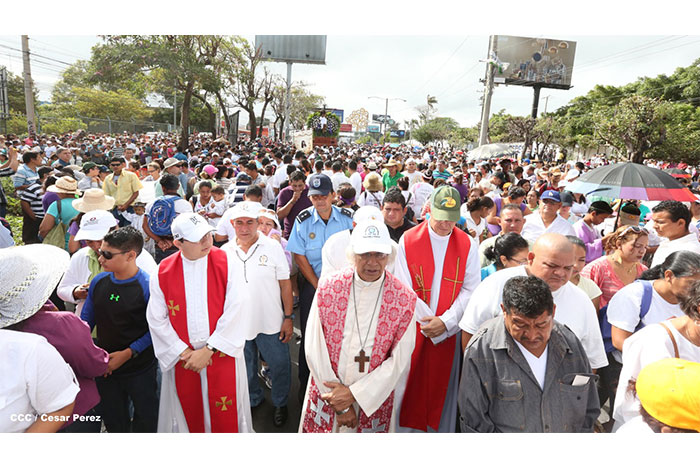 Fieles católicos participan del Vía Crucis de Semana Santa en Managua