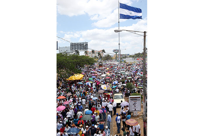 Fieles católicos participan del Vía Crucis de Semana Santa en Managua