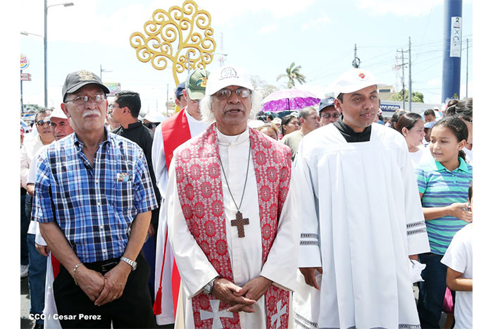 Fieles católicos participan del Vía Crucis de Semana Santa en Managua