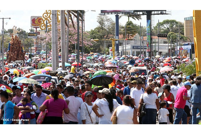 Fieles católicos participan del Vía Crucis de Semana Santa en Managua