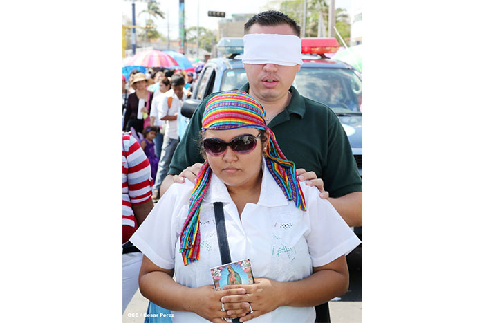 Fieles católicos participan del Vía Crucis de Semana Santa en Managua