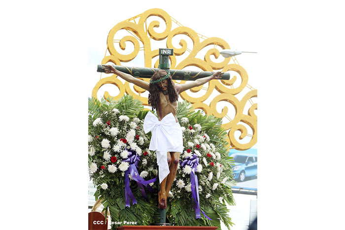 Fieles católicos participan del Vía Crucis de Semana Santa en Managua