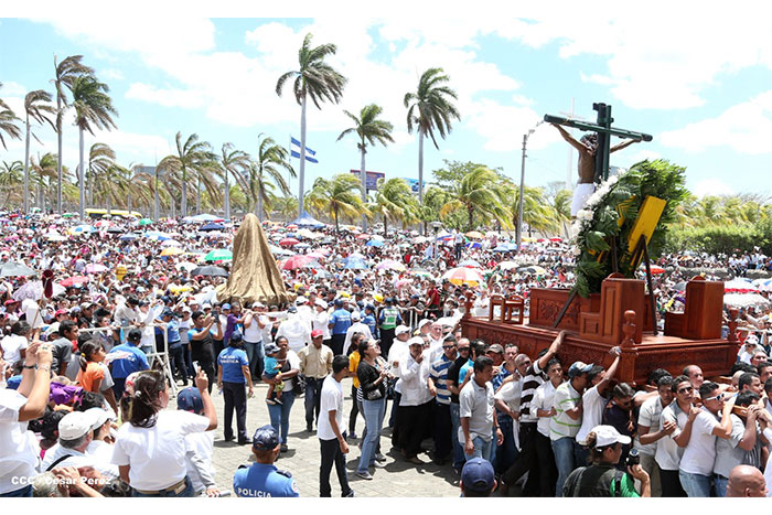 Fieles católicos participan del Vía Crucis de Semana Santa en Managua