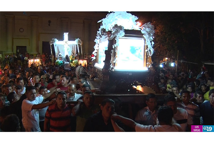 Masayas acompañan al Señor de los Milagros en Santo Entierro