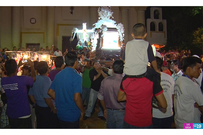 Masayas acompañan al Señor de los Milagros en Santo Entierro