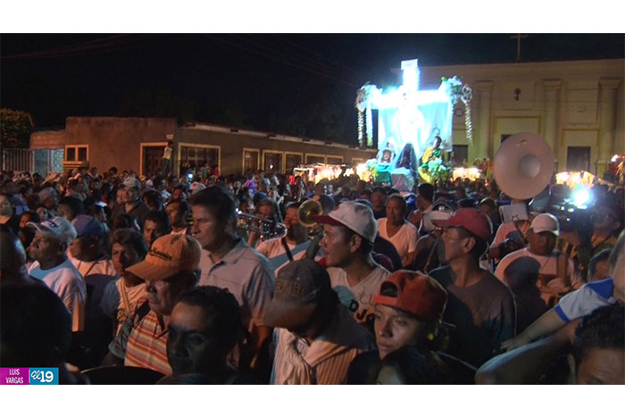Masayas acompañan al Señor de los Milagros en Santo Entierro