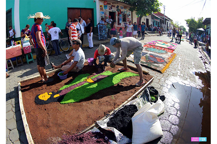 Leoneses viven con fe tradición de las Alfombras Pasionarias y el Santo Entierro