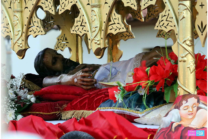 Leoneses viven con fe tradición de las Alfombras Pasionarias y el Santo Entierro