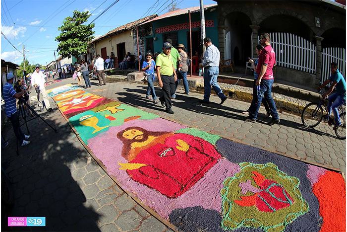 Leoneses viven con fe tradición de las Alfombras Pasionarias y el Santo Entierro