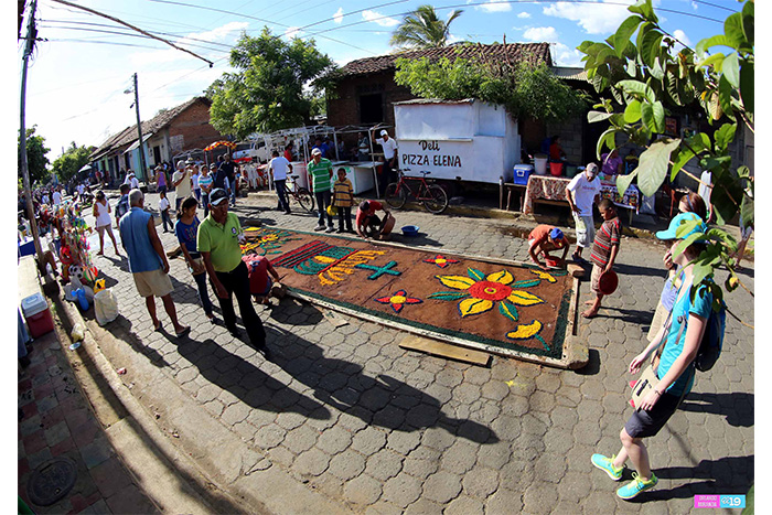 Leoneses viven con fe tradición de las Alfombras Pasionarias y el Santo Entierro