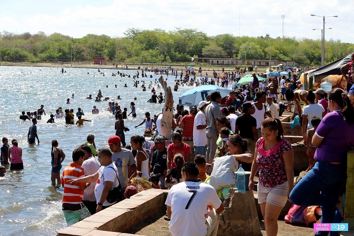 Xiloá recibe a miles de veraneantes de los barrios de Managua