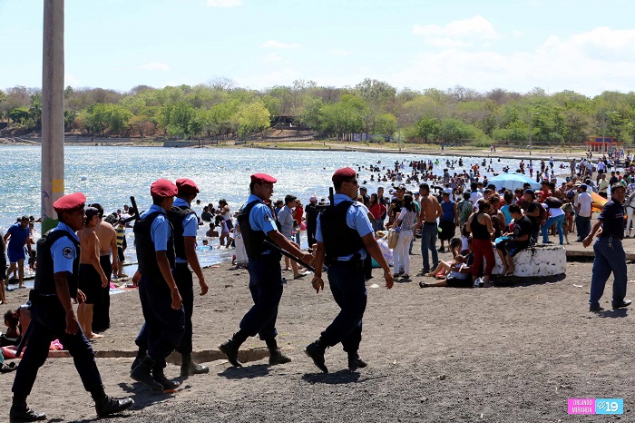 Xiloá recibe a miles de veraneantes de los barrios de Managua