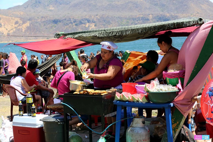 Xiloá recibe a miles de veraneantes de los barrios de Managua