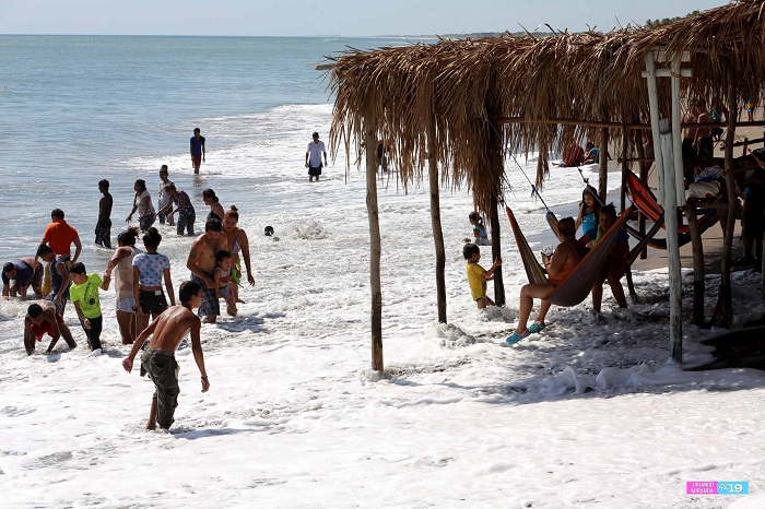 Veraneantes disfrutan de las frescas aguas de Poneloya