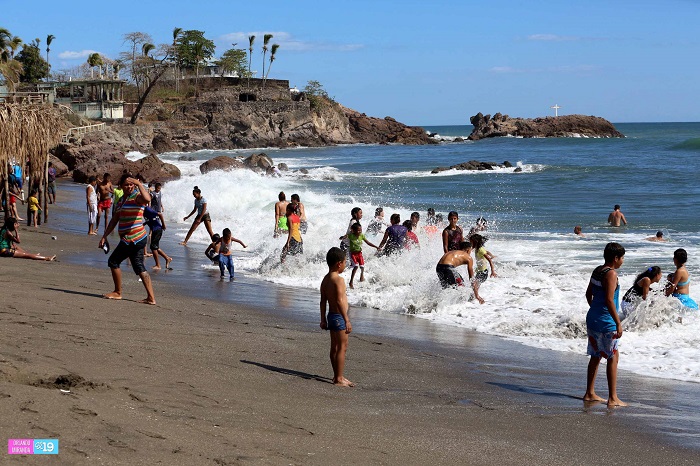Veraneantes disfrutan de las frescas aguas de Poneloya