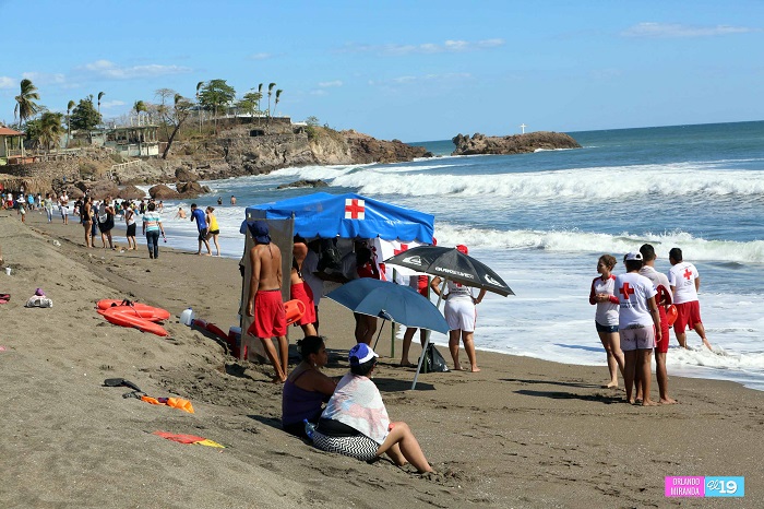 Veraneantes disfrutan de las frescas aguas de Poneloya