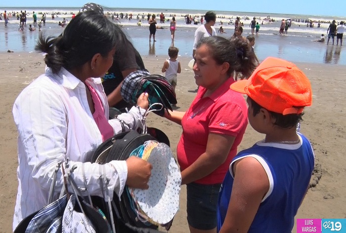 Miles de veraneantes acuden a Pochomil para darse un buen chapuzón