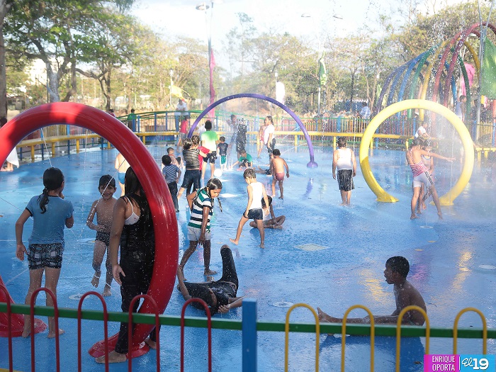 Diversión familiar en Parque Acuático durante fin de semana de pascuas
