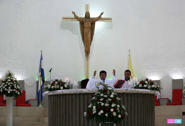 Concurrida asistencia de familias católicas a misa de resurrección en Catedral de Managua
