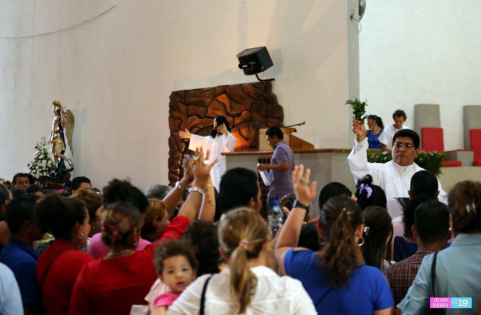 Concurrida asistencia de familias católicas a misa de resurrección en Catedral de Managua