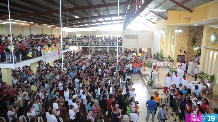 Familias católicas celebran resurrección de Jesucristo