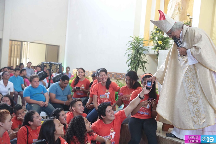 Familias católicas celebran resurrección de Jesucristo
