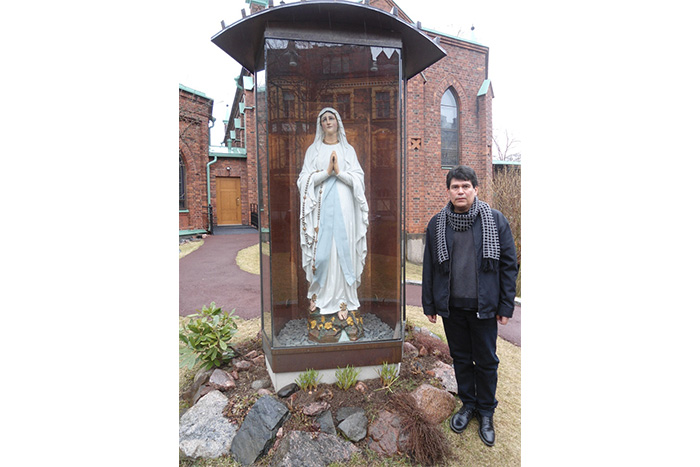 Manos nicaragüenses restauran arte sacro en Finlandia