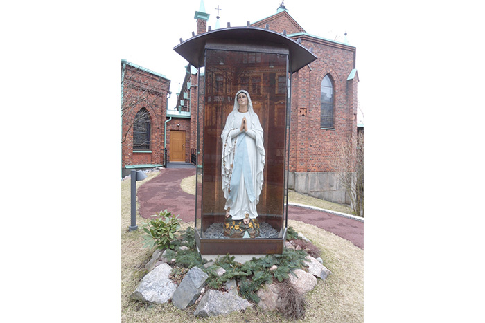 Manos nicaragüenses restauran arte sacro en Finlandia