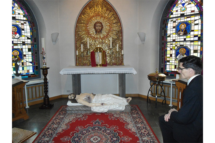 Manos nicaragüenses restauran arte sacro en Finlandia